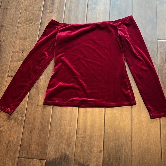 Guess off shoulder long sleeve Velvet shirt, size medium - Picture 3 of 5